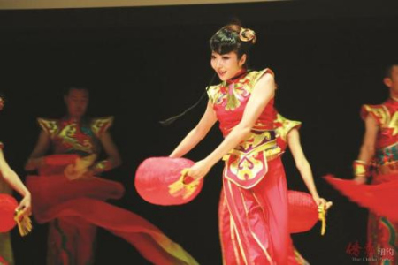 舞蹈《節(jié)日歡慶》。(美國(guó)《僑報(bào)》/賈玉璇 攝)
