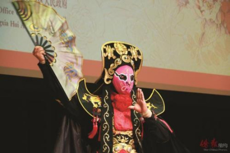 變臉。(美國(guó)《僑報(bào)》/賈玉璇 攝)