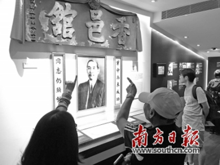 晚晴園的導(dǎo)游義工向參觀者講解孫中山與晚晴園之間的歷史故事。