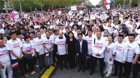 中國駐法使館領(lǐng)事部主任陸青江參贊代表中國駐法使館向張朝林表示哀悼。（《歐洲時報》記者/孔帆 攝）