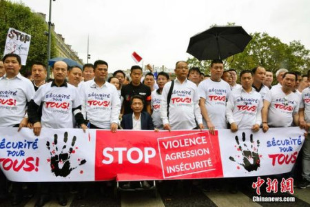 圖為旅法僑團負責人走在游行隊伍前列。 <a target='_blank' >中新社</a>記者 龍劍武 攝