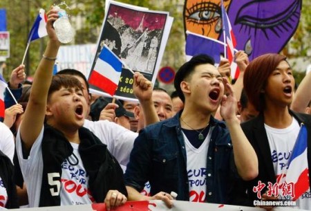 圖為參加游行的華人奮力發(fā)聲。 <a target='_blank' >中新社</a>記者 龍劍武 攝