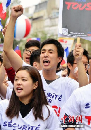圖為參加游行的華人奮力發(fā)聲。 <a target='_blank' >中新社</a>記者 龍劍武 攝