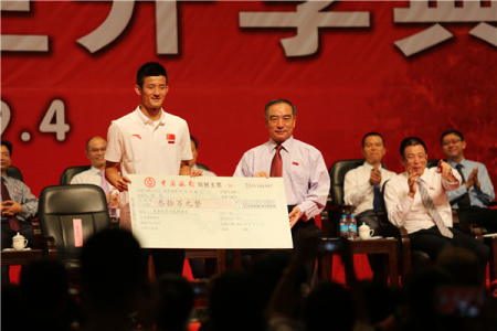 諶龍獲國務(wù)院僑辦嘉獎(jiǎng)，校長賈益民為其頒獎(jiǎng)。