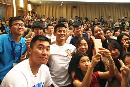 諶龍、洪煒與同學(xué)們合影