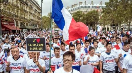 參加周日游行示威的人群身穿印有“反對(duì)暴力、反對(duì)暴力、搶劫和不安全”或“人人平等、人人安全”口號(hào)的體恤衫，并揮舞著法國(guó)國(guó)旗。