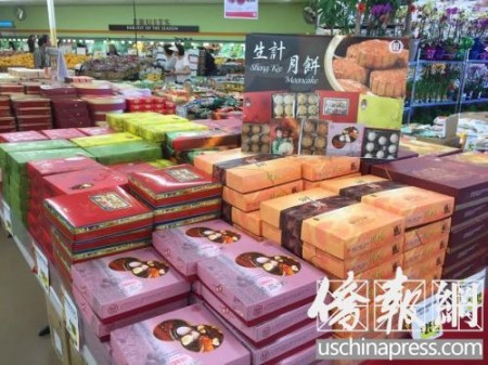 南灣的華人市場上，早早便可尋見南北各式中秋月餅的身影。(美國《僑報》/陸杰夫 攝)