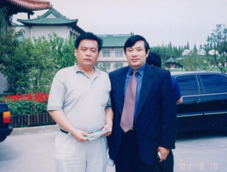 冰凌與時任揚(yáng)州市委書記孫志軍（右）合影。