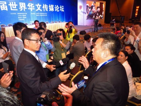 冰凌在第七屆世界華文傳媒論壇大會上接受白巖松的采訪。
