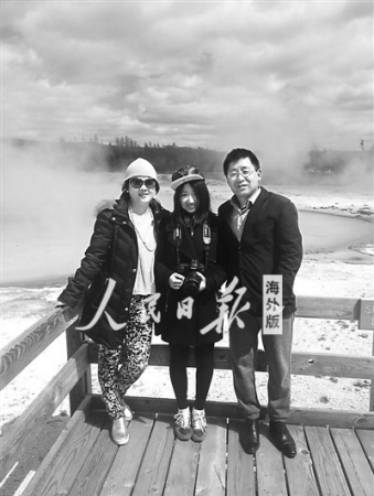 李紫薇和她的爸爸媽媽在美國黃石公園的一個噴泉前合影。這是李紫薇在美國和爸爸媽媽合照的第一張照片，父母在兩邊親密地簇擁著嬌小可愛的李紫薇。作為攝影師的爸爸也終于出現在了鏡頭面前。