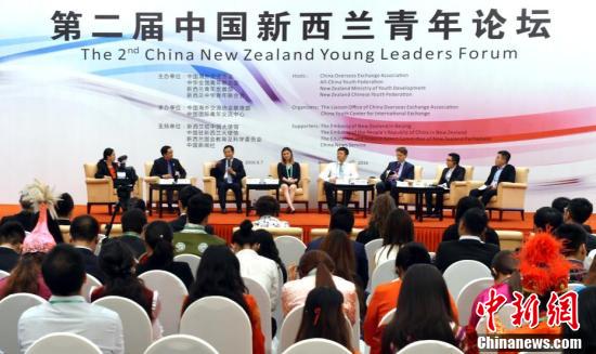 9月7日，“第二屆中新青年論壇”在北京舉行。論壇以“創(chuàng)新創(chuàng)業(yè)·共筑夢(mèng)想”為主題?！暗诙弥行虑嗄暾搲庇芍袊?guó)海外交流協(xié)會(huì)、中華全國(guó)青年聯(lián)合會(huì)與新西蘭青年事務(wù)發(fā)展部、新西蘭中華青年聯(lián)合會(huì)共同主辦。國(guó)務(wù)院僑辦副主任、中國(guó)海外交流協(xié)會(huì)副會(huì)長(zhǎng)兼秘書(shū)長(zhǎng)譚天星，全國(guó)青聯(lián)副主席汪鴻雁，新西蘭青年事務(wù)發(fā)展部總裁羅賓·斯科特、新西蘭駐華大使麥康年、新西蘭國(guó)會(huì)議員楊健等官員為論壇揭幕。來(lái)自中新兩國(guó)的各領(lǐng)域青年代表約200人出席了會(huì)議。圖為中新雙方嘉賓分別就主題發(fā)言。 <a target='_blank' >中新社</a>記者 張勤 攝