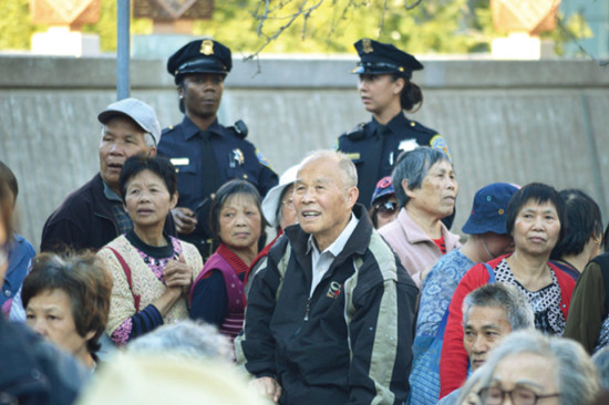 許多華裔老人參加華埠安全夜活動，警局上下警員都出席，促進(jìn)警民關(guān)系。(記者李秀蘭／攝影)