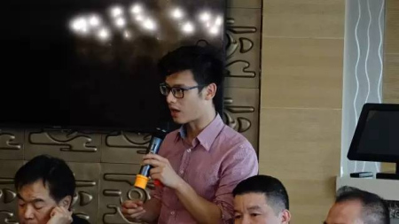 華裔青年會長王瑞建言。（法國《歐洲時報》/孔帆 攝）