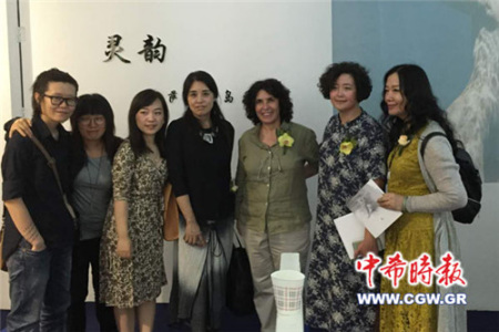 希臘攝影師澤麗和中國女詩人們在展覽會開幕式上