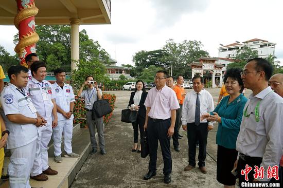 中國國務院僑辦主任裘援平，8日來到位于老撾永珍善堂的萬象華助中心考察。她強調，要通過各方面共同努力，把海外華助中心打造成僑胞守望相助的“溫暖之家”。圖為裘援平與華助中心救助隊員交流。<a target='_blank' >中新社</a>記者 齊彬 攝