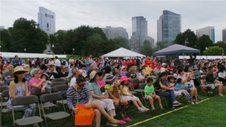 第六屆亞美節(jié)波士頓公園游園會活動吸引上萬民眾參加。圖為觀賞舞臺節(jié)目的觀眾。(美國《世界日報》/唐嘉麗 攝)