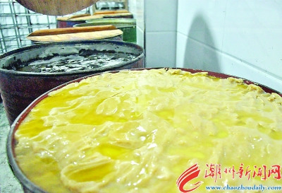 將制成的豆泥餅餡儲(chǔ)藏待用。