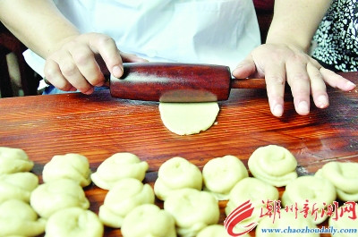 將揉好的面團(tuán)分成小塊，用面杖碾壓成片狀，再卷成小面團(tuán)待用。