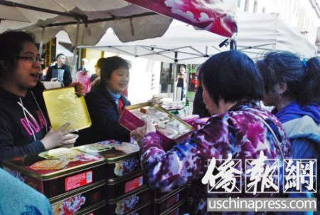 華裔婦女在買中秋月餅，準(zhǔn)備過(guò)節(jié)之用。(美國(guó)《僑報(bào)》/吳卓明 攝)