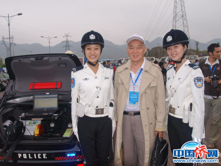 參加第六屆世界華文傳媒論壇，訪問“重慶女子交通警察隊”，作者與“警花”合影。