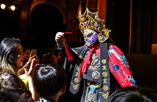 小童星李沐陽走下舞臺，近距離讓觀眾看“變臉”絕活，掀起演出的一個高潮。