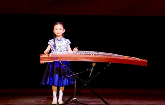 超人氣“小公主”、10歲的汪韻樂別出心裁，以古箏演奏流行歌曲《小蘋果》。