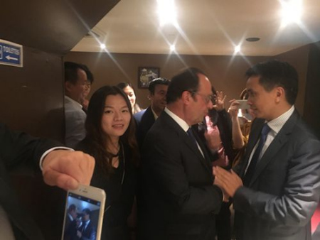 奧朗德與黃進親切交談。（法國《歐洲時報》 /孔帆 攝）