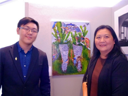 紐約視覺(jué)藝術(shù)學(xué)院大一生黎士軒(左)及母親，在其作品《我站在何處》旁合影。(美國(guó)《世界日?qǐng)?bào)》/胡毓玲 攝)