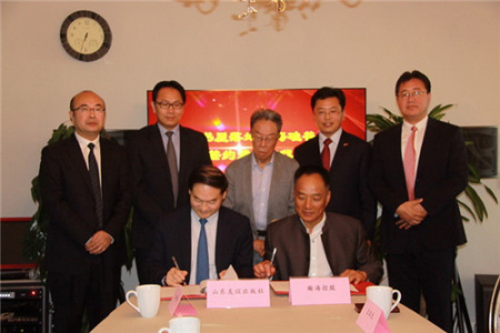 王蒙、任發(fā)強副總領(lǐng)事等嘉賓共同見證簽署尼山書屋落戶協(xié)議。