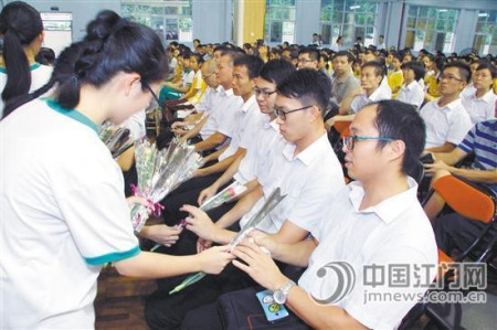 培英學(xué)子向老師獻(xiàn)花。
