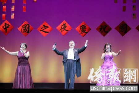 劉欣、周國(guó)權(quán)、張湘英三人組的《祝福中國(guó)》，三人歌聲響徹表演廳。
