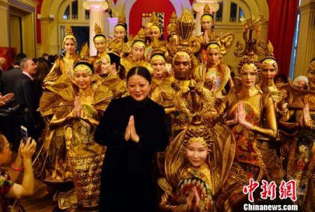 圖為文化周開(kāi)幕式上以中國(guó)傳統(tǒng)文化“五行”為設(shè)計(jì)靈感的時(shí)裝表演?！↓垊ξ?攝