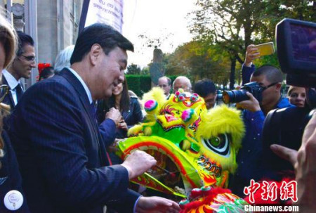 圖為中國(guó)駐法大使翟雋在文化周開(kāi)幕式上為醒獅點(diǎn)睛?！↓垊ξ洹z