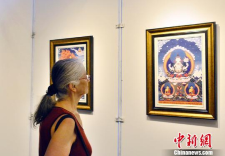 圖為文化周開(kāi)幕式上法國(guó)觀眾欣賞唐卡藝術(shù)展品?！↓垊ξ?攝