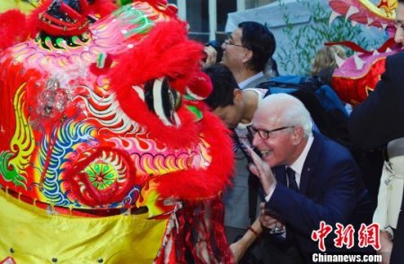圖為文化周開(kāi)幕式上法國(guó)觀眾與舞獅表演者互動(dòng)?！↓垊ξ?攝