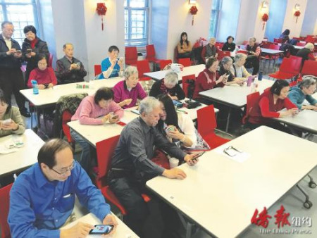 人瑞中心為耆老舉辦微信課程，圖為學(xué)員們?cè)趯W(xué)成后進(jìn)行比賽。（美國《僑報(bào)》）
