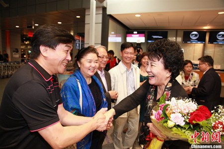 當(dāng)?shù)貢r間9月21日晚，中國國務(wù)院僑辦主任裘援平（右一）乘機(jī)抵達(dá)加拿大蒙特利爾皮埃爾·埃利奧特·特魯多國際機(jī)場，慰問當(dāng)?shù)貎S胞，開展僑務(wù)工作。裘援平在機(jī)場受到當(dāng)?shù)貎S胞熱烈歡迎。<a target='_blank' >中新社</a>記者 徐長安 攝
