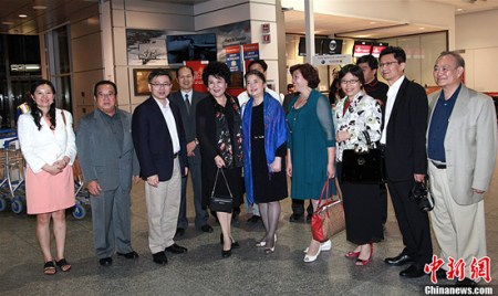 中國駐蒙特利爾總領(lǐng)事彭驚濤（左三）到機(jī)場迎接。<a target='_blank' >中新社</a>記者 徐長安 攝