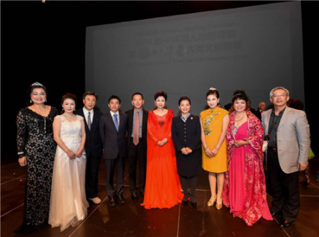 部分演員和領(lǐng)導(dǎo)合影。(新西蘭華星藝術(shù)團(tuán)供圖)