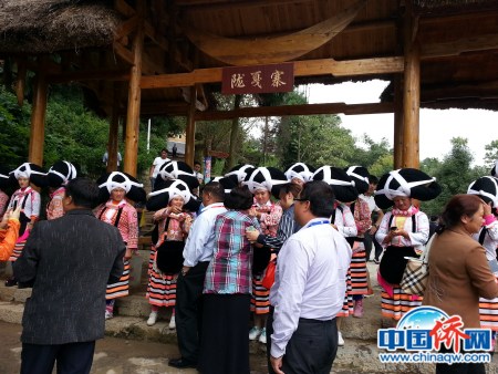 游客入隴戛寨前必須先過酒關(guān)，喝了這一杯才能放行。