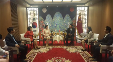 活動(dòng)前，(社)韓中文化友好協(xié)會(huì)曲歡會(huì)長(zhǎng)與中國(guó)國(guó)務(wù)院僑辦人事司王志民副司長(zhǎng)、中國(guó)駐韓國(guó)大使館鄧瓊總領(lǐng)事、江蘇省鎮(zhèn)江市僑辦魏弘揚(yáng)主任在韓中緣文化館進(jìn)行了友好會(huì)談。