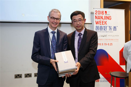 南京市委宣傳部副部長潘谷平(右)向大英圖書館東亞藏品部主任Hamish Todd贈(zèng)送來自南京的書籍。