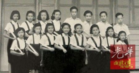 李美齡(前排左1)是加央群益華小1951年第5屆畢業(yè)生。(馬來西亞《光華日報》)