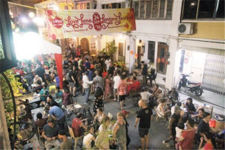 一場(chǎng)空前的活動(dòng)，讓愛(ài)情巷熱鬧起來(lái)。