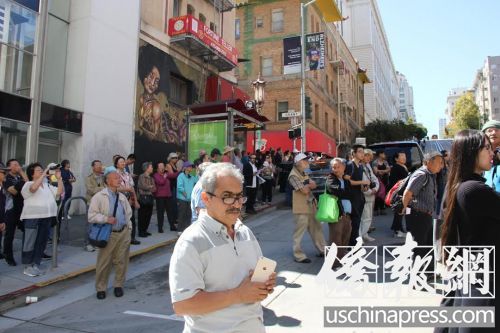 教堂外早已擠滿了要送白蘭最后一程的群眾。(僑報記者任子晟攝)