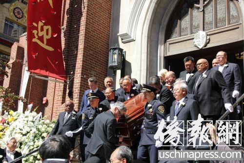 舊金山各大官員將白蘭遺體扶出教堂。(僑報記者任子晟攝)