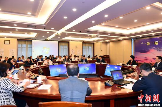 來自全球34個國家和地區(qū)的80余位華文媒體代表聚首北京，共同就華文媒體與“一帶一路”建設(shè)展開座談，思考華文媒體如何攜手共贏，在“一帶一路”建設(shè)中抓住機遇，發(fā)揮獨特作用。國務(wù)院僑辦主任裘援平出席座談會并講話，國務(wù)院僑辦副主任譚天星主持座談會。<a target='_blank' >中新社</a>記者 張勤 攝
