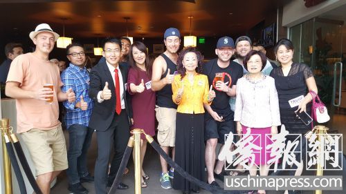 劉吉米(左3)和華裔民選官員協(xié)會(huì)創(chuàng)辦人黃趙企晨博士(左6)帶領(lǐng)華裔參加洛杉磯共和黨部組織的觀看總統(tǒng)大選第一場(chǎng)辯論活動(dòng)。(圖片由劉吉米提供) 