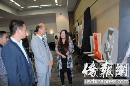 策展機構(gòu)代表蔡曉君（右）向總領(lǐng)事羅林泉（中）介紹參展作品。左為美國福建商會會長楊長城。（美國《僑報》/陳勇青 攝）