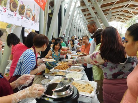 美食小吃造成熱潮。（美國《世界日報(bào)》/王明心 攝）